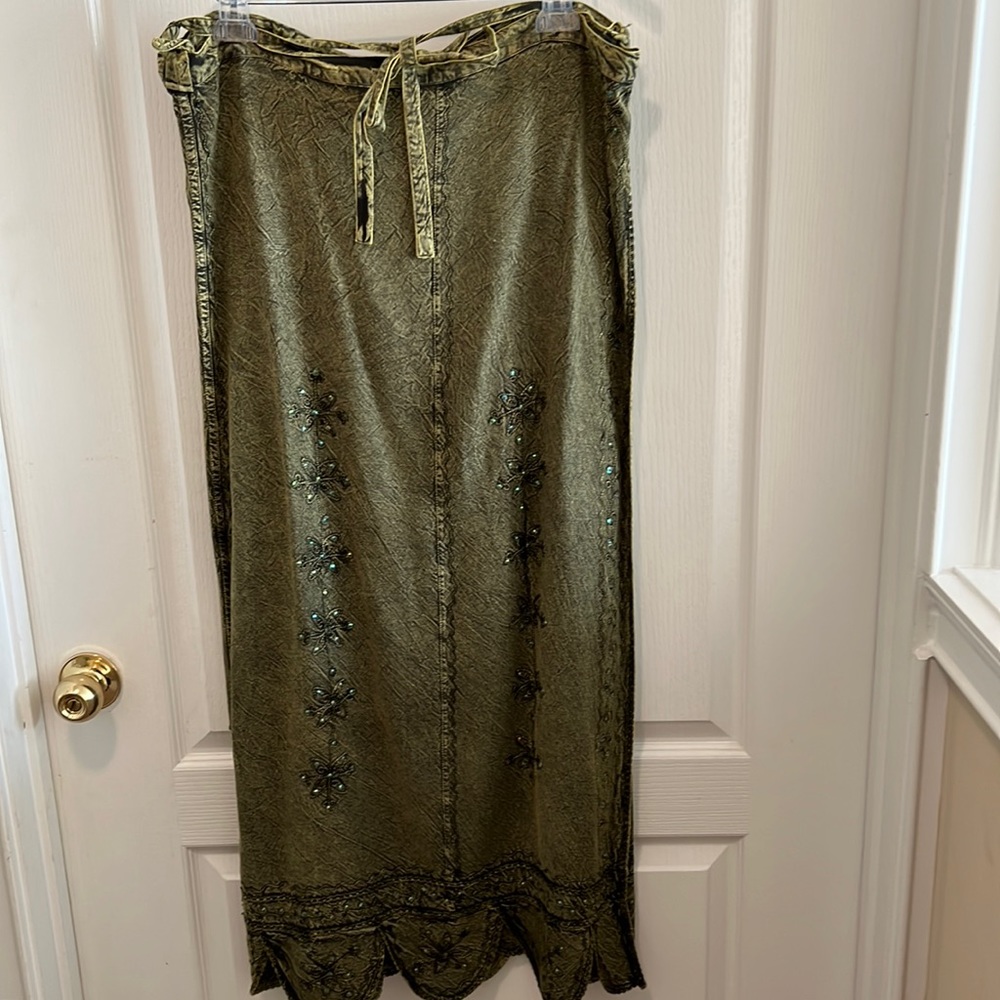 Totally pretty wrap skirt. Wrinkle-look material w/beautiful crystals. One size.